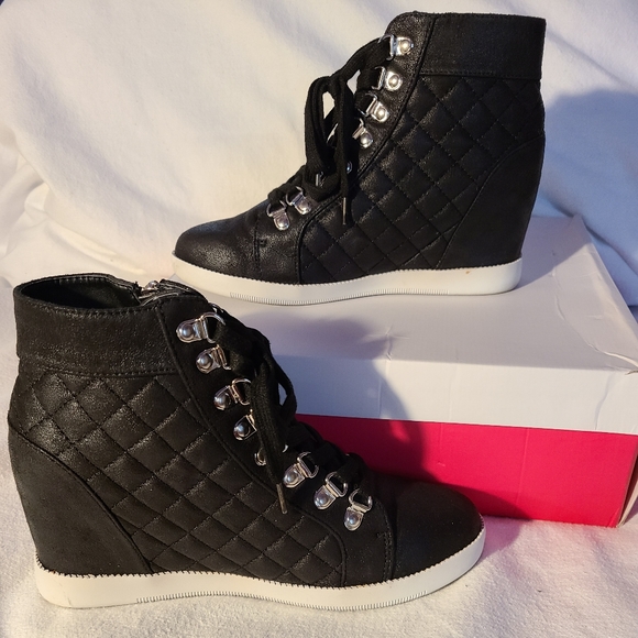 RHOADA - Picture 1 of 2